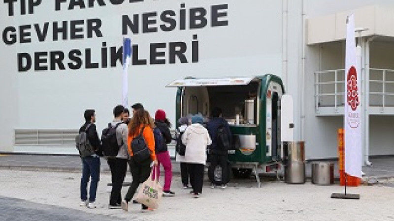 ‘ÖĞRENCİ DOSTU’ BÜYÜKKILIÇ’TAN, ERÜ TIP FAKÜLTESİ ÖĞRENCİLERİNE SICAK ÇORBA HİZMETİ