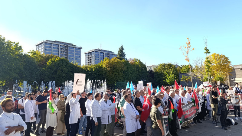 KAYSERİ’DEKİ SAĞLIKÇILARDAN ‘BEYAZ ÖNLÜKLÜLER GAZZE İÇİN AYAKTA’