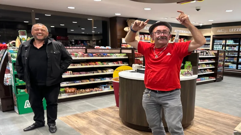 Karadeniz müziğiyle coşan sürücü Düzce’de yüzleri güldürdü