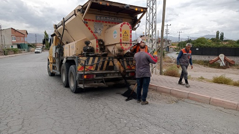 BÜYÜKŞEHİR'DEN KIRSAL MAHALLE YOLLARINA KIŞ ÖNCESİ KONFOR VE GÜVENLİK DOKUNUŞU