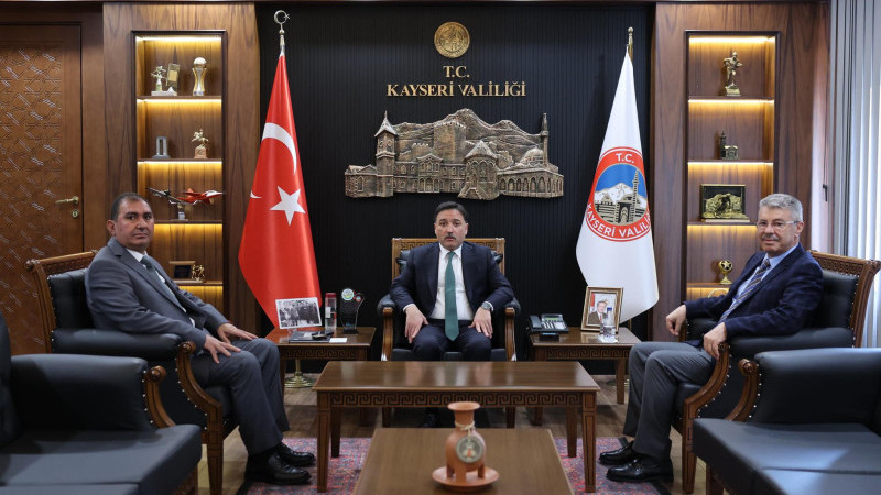 Kayseri şeker yöntimi Kayseri Valisi Sayın Gökmen Çiçek’i makamında ziyaret ettiler.