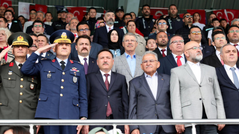 Kayseri Pancar Ekicileri Kooperatifi Yönetim KuruluBşk Hüseyin Akay 19 mayıs kutlamalarına katıldı