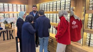 BİR ÇİFT GÖZLÜK, BİR ÖMÜR AYDINLIK: İBRAHİM AĞA’NIN HAYRI GÖNÜLLERE IŞIK OLUYOR