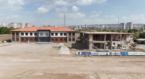 Melikgazi’de bir okul binası daha hızla yükseliyor