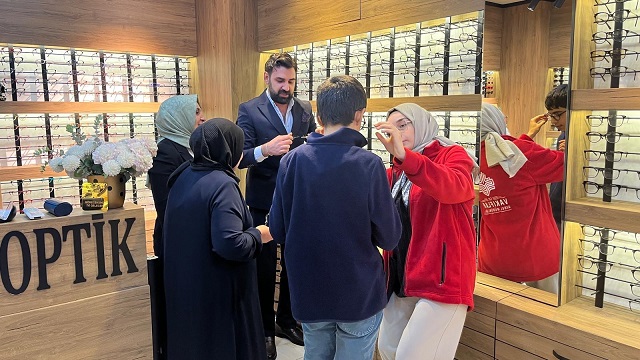 BİR ÇİFT GÖZLÜK, BİR ÖMÜR AYDINLIK: İBRAHİM AĞA’NIN HAYRI GÖNÜLLERE IŞIK OLUYOR