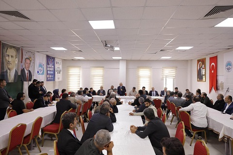 Başkan Büyükkılıç, Sarıoğlan’da mahalle muhtarları ile buluştu