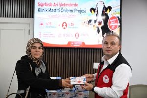 ERÜ Tıp öğrencileri kanaviçe bayrak işlemesi yaptılar