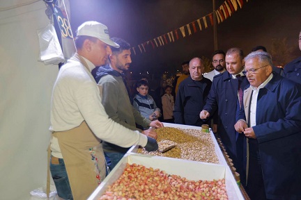 Kayseri Büyükşehir Belediye Başkanı Memduh Büyükkılıç, 4. Kayseri Gastronomi Günleri kapsamında Recep Tayyip Erdoğan Millet Bahçesi’ni ziyaret ederek vatandaşlarla bir araya geldi. Şehrin zengin mutfak kültürünün tanıtıldığı organizasyonda vatandaşlarla sohbet eden Büyükkılıç, usta şeflerin hazırladığı lezzetleri inceledi.  Kayseri Büyükşehir Belediye Başkanı Memduh Büyükkılıç, 4. Kayseri Gastronomi Günleri dolayısıyla Recep Tayyip Erdoğan Millet Bahçesi’nde düzenlenen etkinlikleri ziyaret etti. Gastronomi kültürünün farklı lezzetlerle buluştuğu organizasyonda vatandaşlarla bir araya gelen Başkan Büyükkılıç, hemşehrileriyle sohbet ederek etkinliğin coşkusunu paylaştı. Kayseri’nin köklü mutfak kültürünü ve zengin gastronomi mirasını tanıtmayı amaçlayan etkinlikte, usta şefler tarafından hazırlanan birbirinden özel lezzetler ziyaretçilerin beğenisine sunuldu. Her yaştan vatandaşın ilgi gösterdiği organizasyon, şehrin yöresel tatlarının keşfedilmesine ve gastronomi kültürünün geniş kitlelerle buluşmasına imkân sağladı.  “KAYSERİ’MİZİN GÜZELLİKLERİNİ BİRLİKTE PAYLAŞIYORUZ”  Etkinlik alanında vatandaşların yoğun ilgisiyle karşılaşan Başkan Büyükkılıç, Kayserililerin gösterdiği katılım ve ilgiden duyduğu memnuniyeti dile getirdi. Gastronomi Günleri’nin yalnızca lezzetlerin tanıtıldığı bir organizasyon olmadığını, aynı zamanda hemşehrilik bağlarının güçlendiği bir buluşma ortamı sunduğunu ifade eden Büyükkılıç, vatandaşlarla bir arada olmaktan duyduğu mutluluğu paylaştı. Recep Tayyip Erdoğan Millet Bahçesi’ndeki yoğun katılıma dikkat çeken Başkan Büyükkılıç, “Recep Tayyip Erdoğan Millet Bahçemize bu akşam sığmayan yalnızca kalabalığımız değil, sevincimiz, heyecanımız ve gönül birliğimizdi. Bu akşam gösterdiğiniz ilgi, sevgi ve gönülden katılımınız için tüm hemşehrilerime ve kıymetli misafirlerimize yürekten teşekkür ediyorum. İyi ki varsınız, iyi ki hep birlikteyiz” ifadelerini kullandı.  KAYSERİ MUTFAĞI, ORTAK BİR KÜLTÜREL DEĞER OLARAK ÖNE ÇIKTI  Kayseri’nin gastronomi alanındaki birikiminin tanıtıldığı 4. Kayseri Gastronomi Günleri’nde, geleneksel lezzetler ile usta şeflerin hazırladığı özel sunumlar ziyaretçilerle buluştu. Vatandaşların aileleriyle birlikte katıldığı etkinlikte, kentin mutfak kültürünün gelecek nesillere aktarılması ve bu kültürel mirasın daha geniş çevrelere tanıtılması da ön plana çıktı. Başkan Büyükkılıç, 7’den 70’e her yaştan hemşehriyle aynı atmosferi paylaşmanın önemine işaret ederek Kayseri’nin zengin mutfak kültürünün yaşatılmasına yönelik etkinliklerin toplumsal buluşmalara da katkı sunduğunu belirtti. Gastronomi Günleri’ndeki ziyaretini vatandaşlarla sohbet ederek sürdüren Başkan Büyükkılıç, etkinliğe katılan hemşehrilerine ve misafirlere teşekkür ederek, “Afiyetimiz, muhabbetimiz ve bereketimiz daim olsun” mesajını verdi.